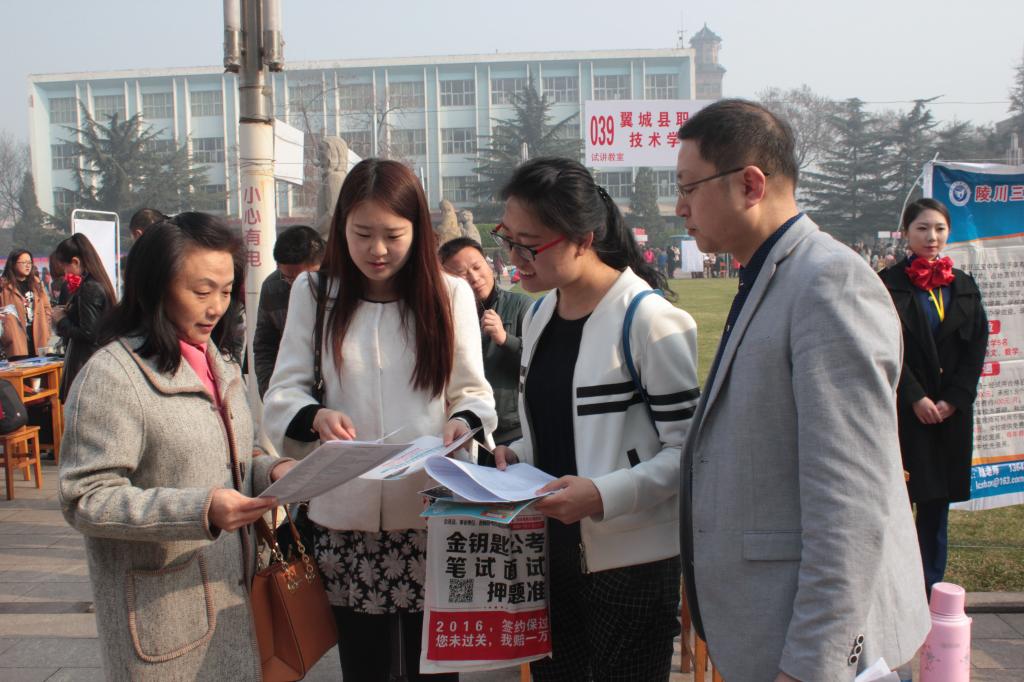 院领导与我院毕业生交谈