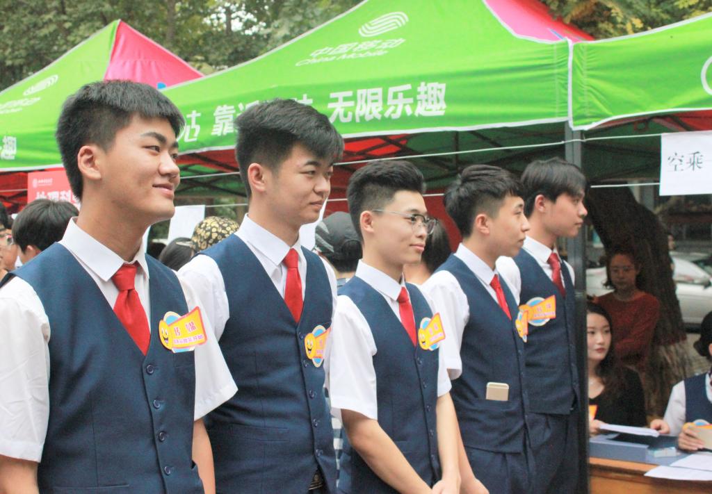 我院志愿者挂牌上岗服务新生