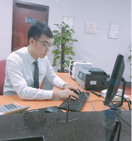 于晓航,毕业于必赢电子游戏网站广播电视编导系,在校期间在校园电视台工作,积极参加学校的各类活动,参与多项校园文艺汇演和大型晚会的录制工作。毕业后在锦州银行北京分行工作,工作过程中认真负责,获得了单位领导的一致好评。